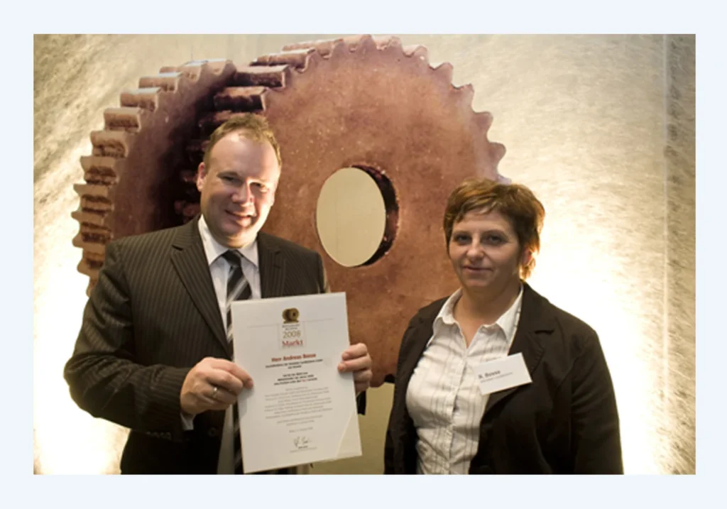 Landbäcker-Geschäftsführer Andreas Bosse mit der Auszeichnung „Mittelständler des Jahres“ 2008. Neben seiner Frau Fr. Bosse.