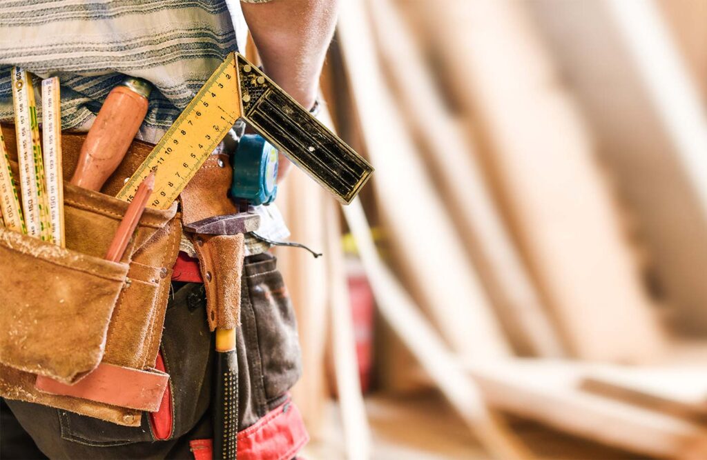 Nahaufnahme eines Handwerkergürtels mit Werkzeug.