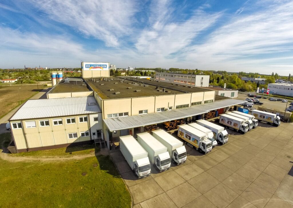 Drohnenaufnahme der Produktionshalle von Ihr Landbäcker mit LKW Fuhrpark.