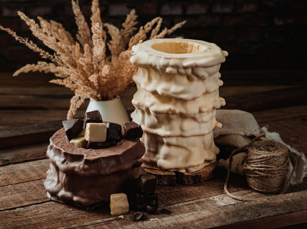 Zwei schön drapierte Salzwedeler Baumkuchen mit Baumkuchen Stückchen dekoriert.